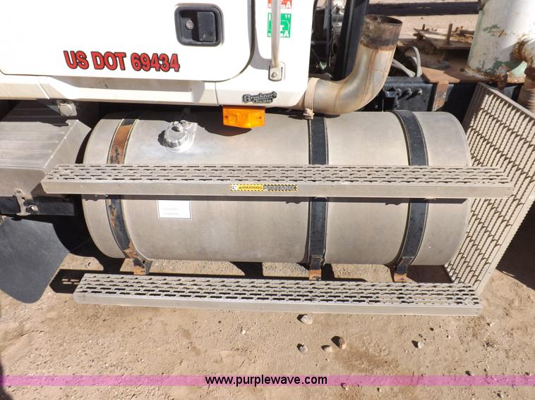 image for item F6411 2006 Mack CHN613 semi truck