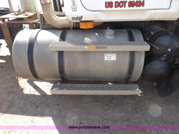 image for item F6411 2006 Mack CHN613 semi truck