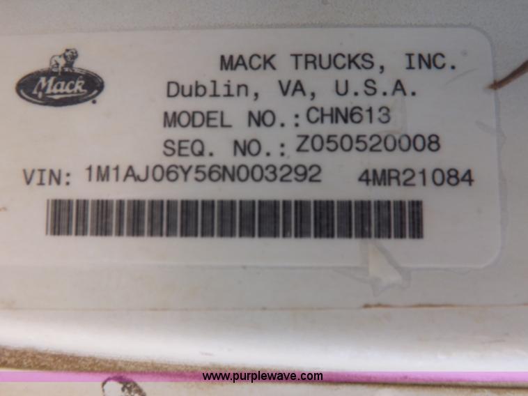 image for item F6411 2006 Mack CHN613 semi truck