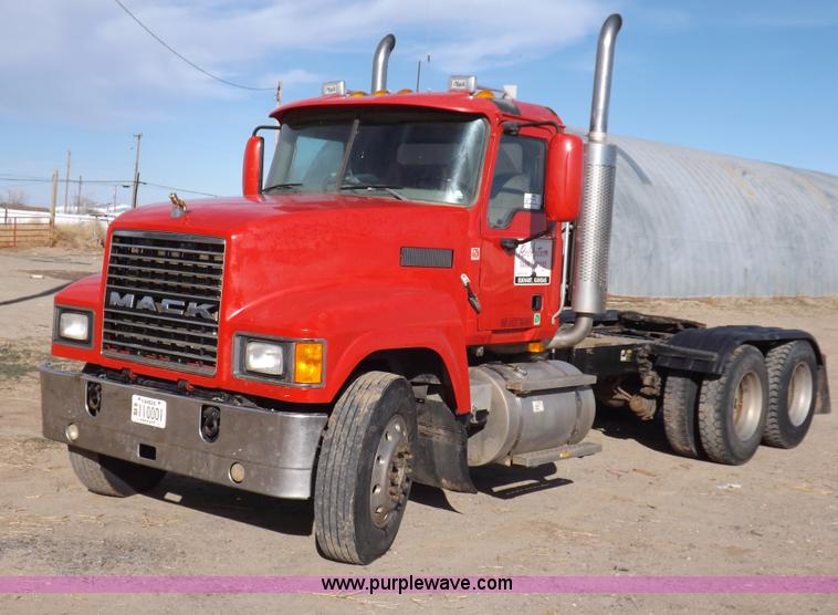 image for item F6413 2007 Mack CHN613 semi truck