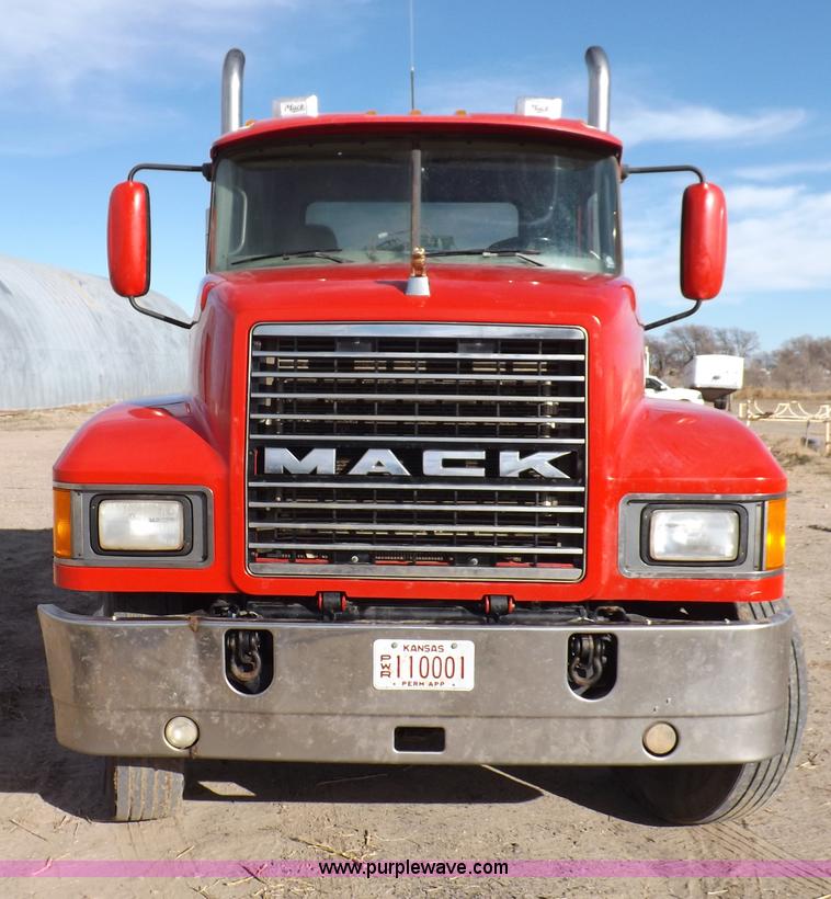 image for item F6413 2007 Mack CHN613 semi truck