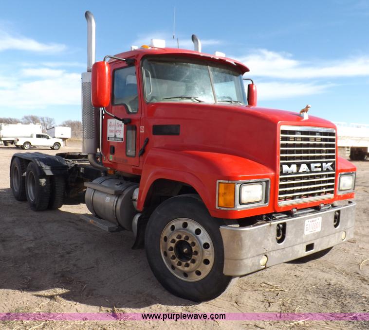 image for item F6413 2007 Mack CHN613 semi truck