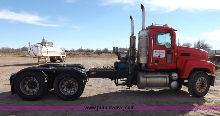 image for item F6413 2007 Mack CHN613 semi truck