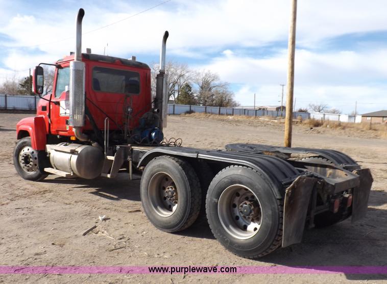 image for item F6413 2007 Mack CHN613 semi truck