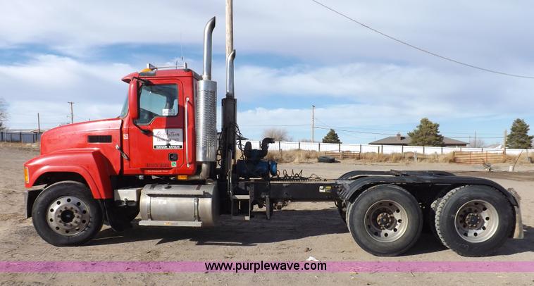 image for item F6413 2007 Mack CHN613 semi truck