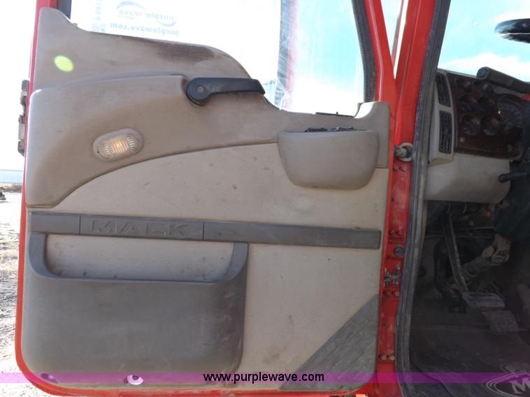 image for item F6413 2007 Mack CHN613 semi truck