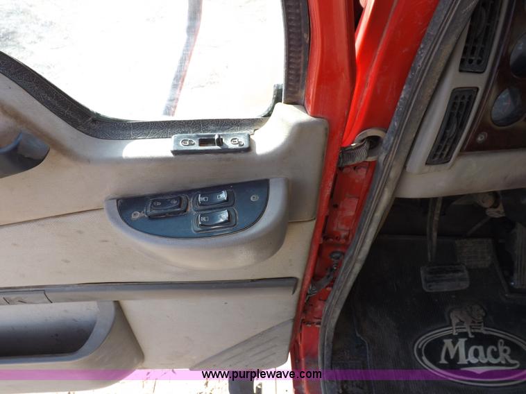 image for item F6413 2007 Mack CHN613 semi truck