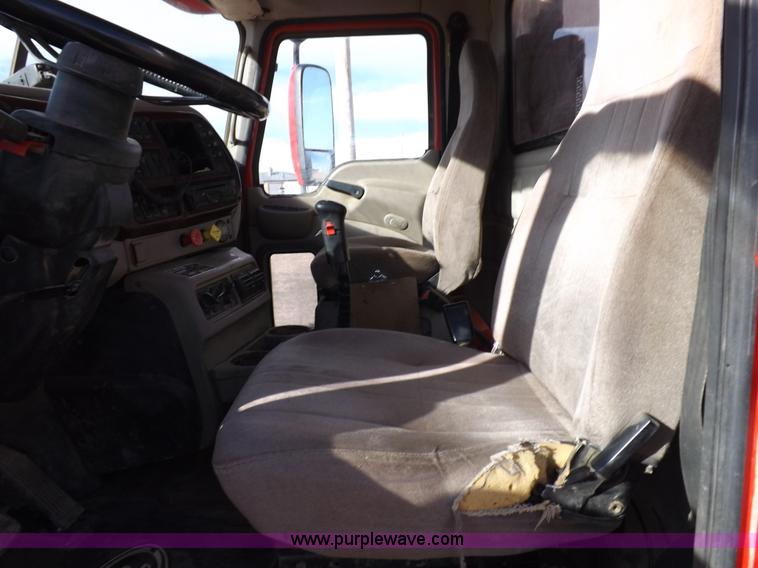 image for item F6413 2007 Mack CHN613 semi truck
