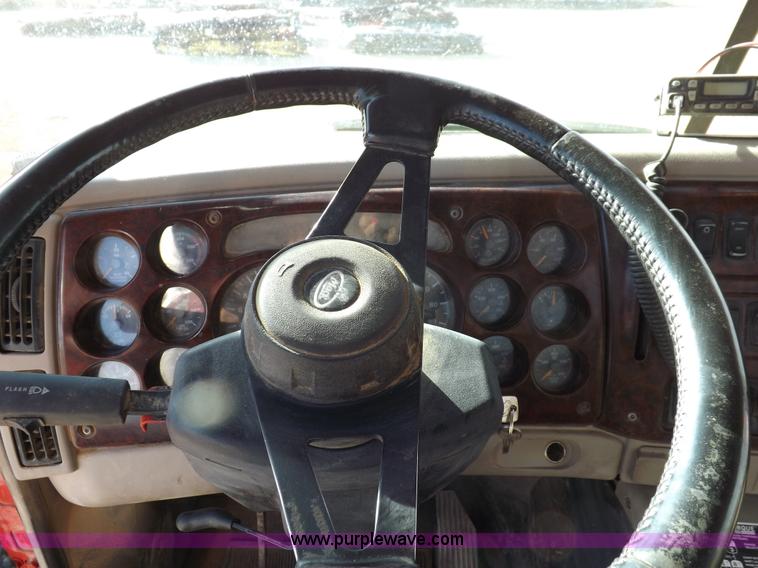 image for item F6413 2007 Mack CHN613 semi truck