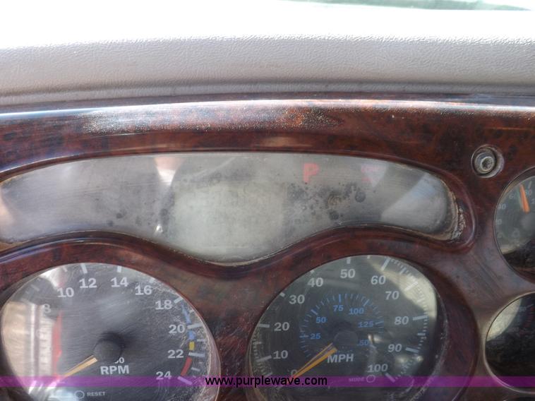 image for item F6413 2007 Mack CHN613 semi truck