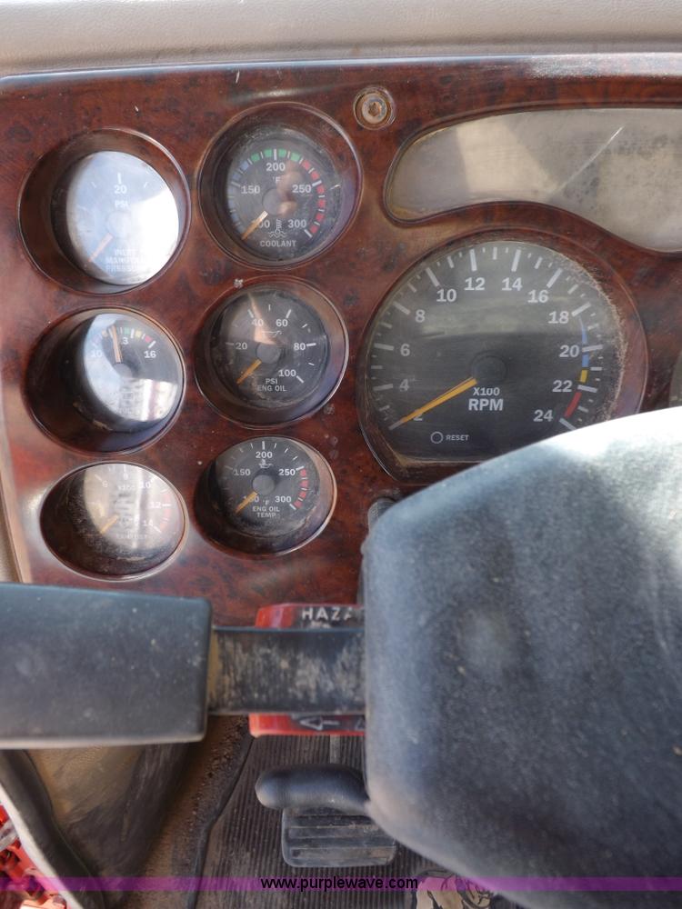 image for item F6413 2007 Mack CHN613 semi truck