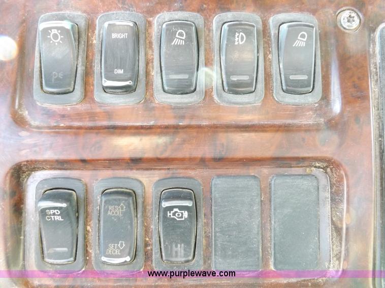 image for item F6413 2007 Mack CHN613 semi truck