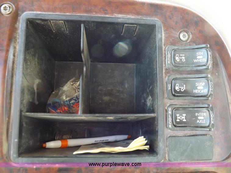 image for item F6413 2007 Mack CHN613 semi truck