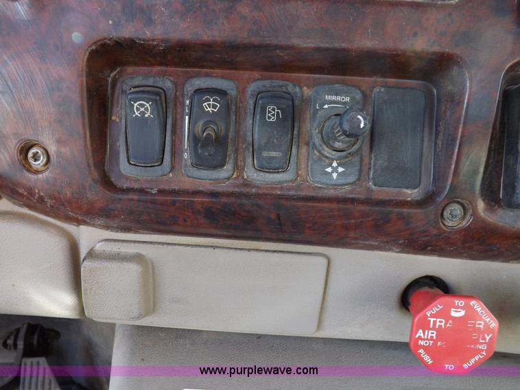 image for item F6413 2007 Mack CHN613 semi truck