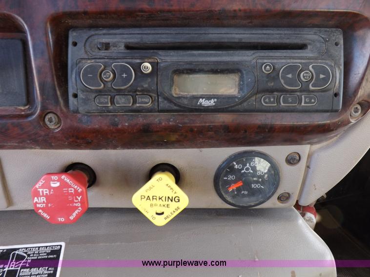 image for item F6413 2007 Mack CHN613 semi truck