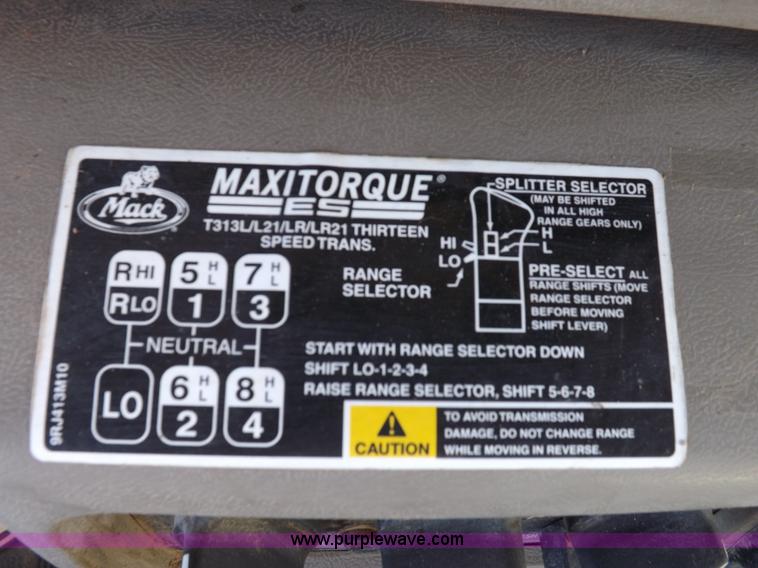 image for item F6413 2007 Mack CHN613 semi truck