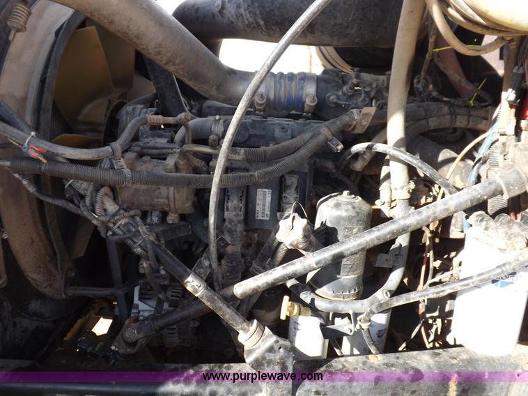 image for item F6413 2007 Mack CHN613 semi truck