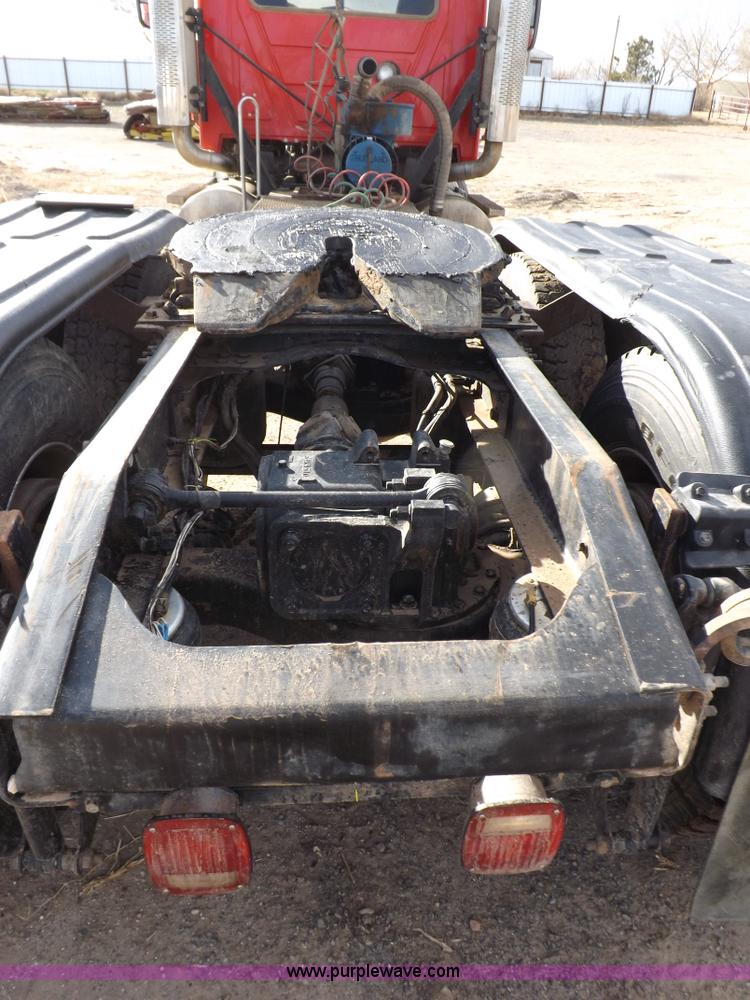 image for item F6413 2007 Mack CHN613 semi truck