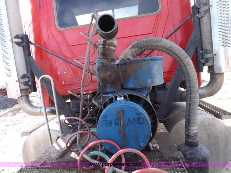 image for item F6413 2007 Mack CHN613 semi truck