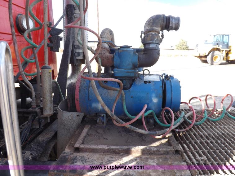 image for item F6413 2007 Mack CHN613 semi truck