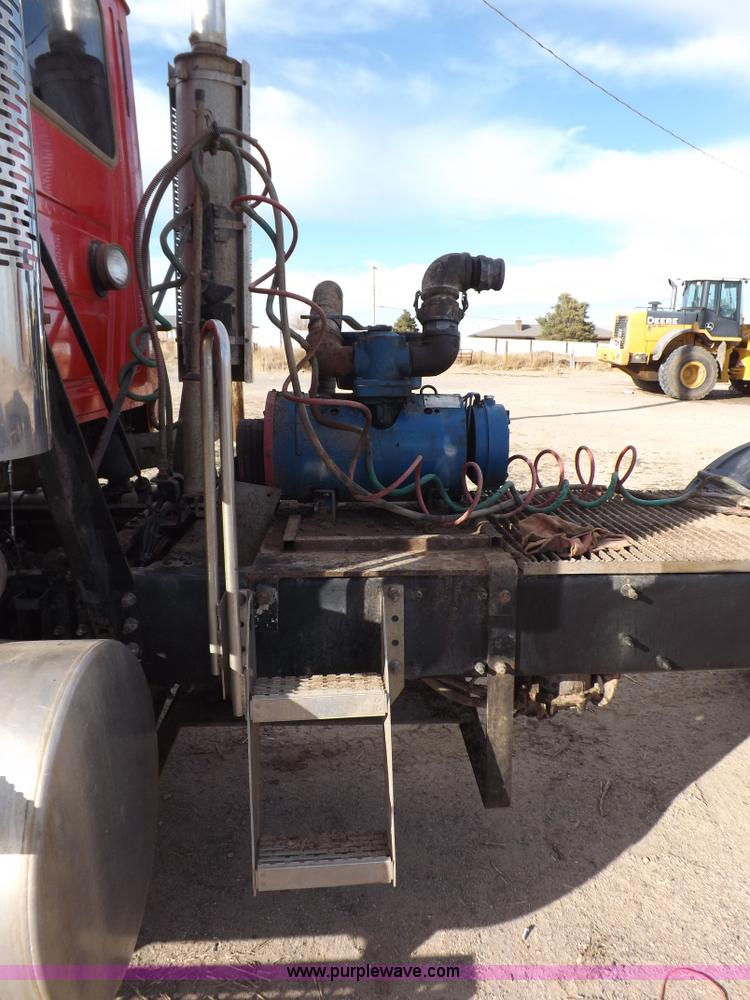 image for item F6413 2007 Mack CHN613 semi truck