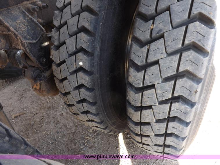 image for item F6413 2007 Mack CHN613 semi truck