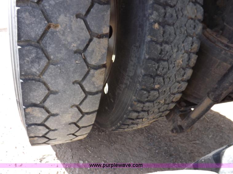 image for item F6413 2007 Mack CHN613 semi truck