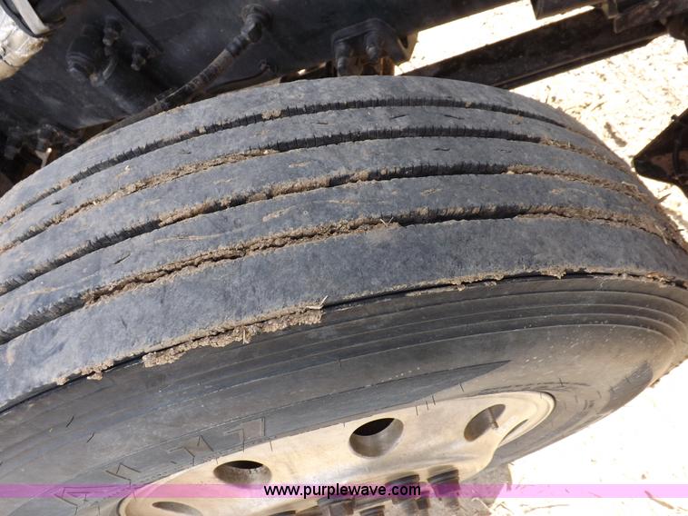 image for item F6413 2007 Mack CHN613 semi truck