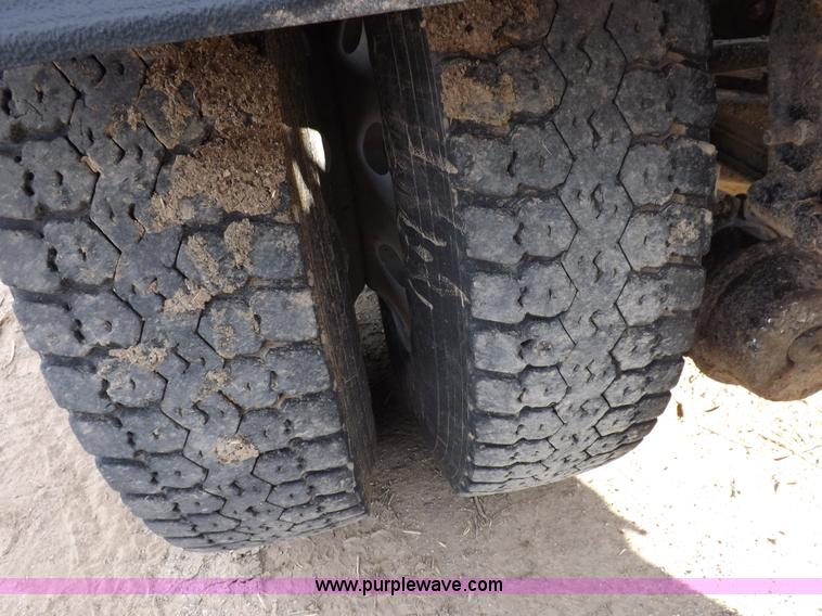 image for item F6413 2007 Mack CHN613 semi truck