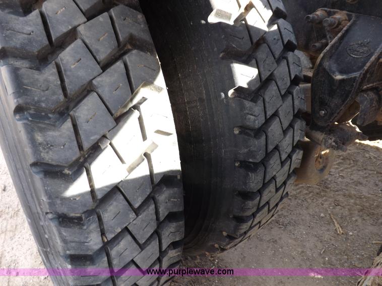 image for item F6413 2007 Mack CHN613 semi truck