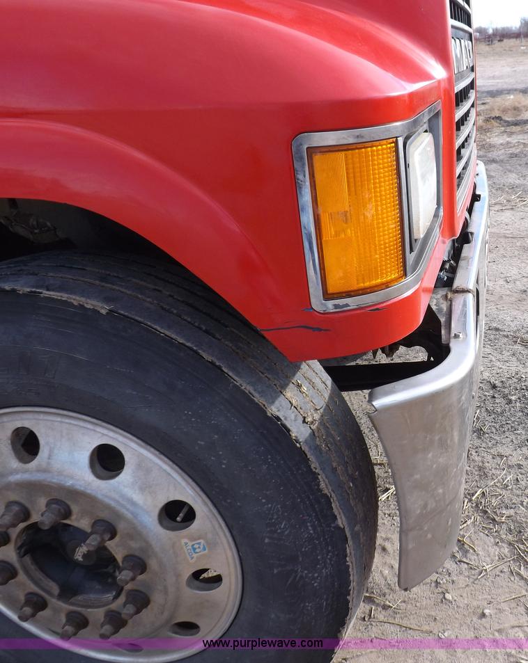 image for item F6413 2007 Mack CHN613 semi truck