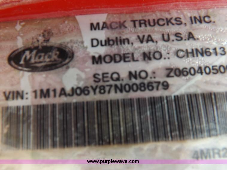 image for item F6413 2007 Mack CHN613 semi truck