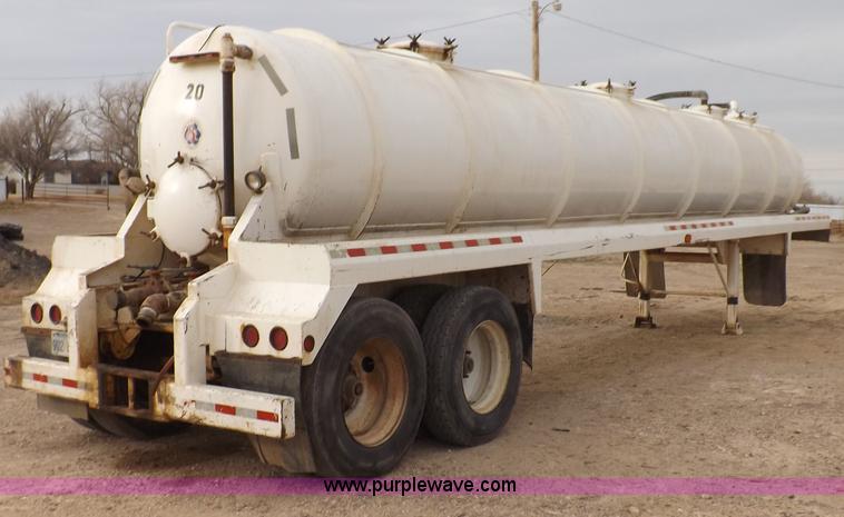 image for item F6414 2005 Dragon vacuum trailer