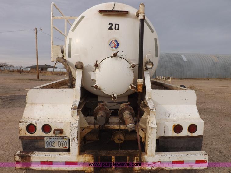 image for item F6414 2005 Dragon vacuum trailer