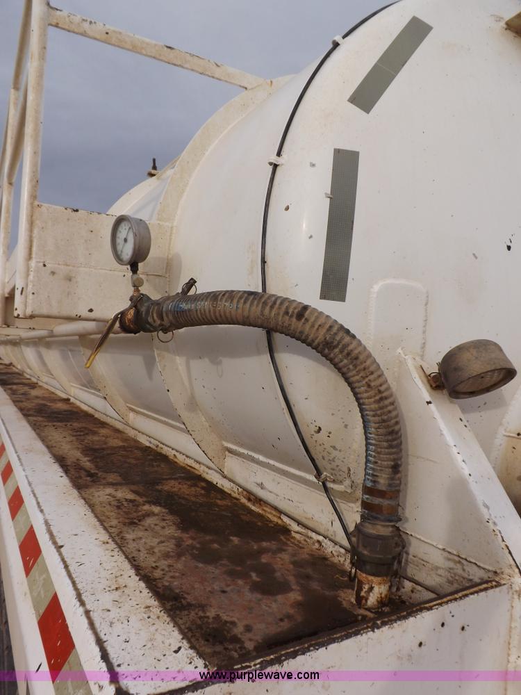 image for item F6414 2005 Dragon vacuum trailer