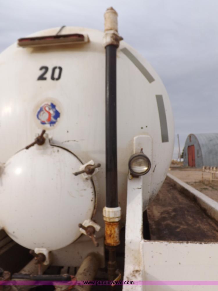 image for item F6414 2005 Dragon vacuum trailer