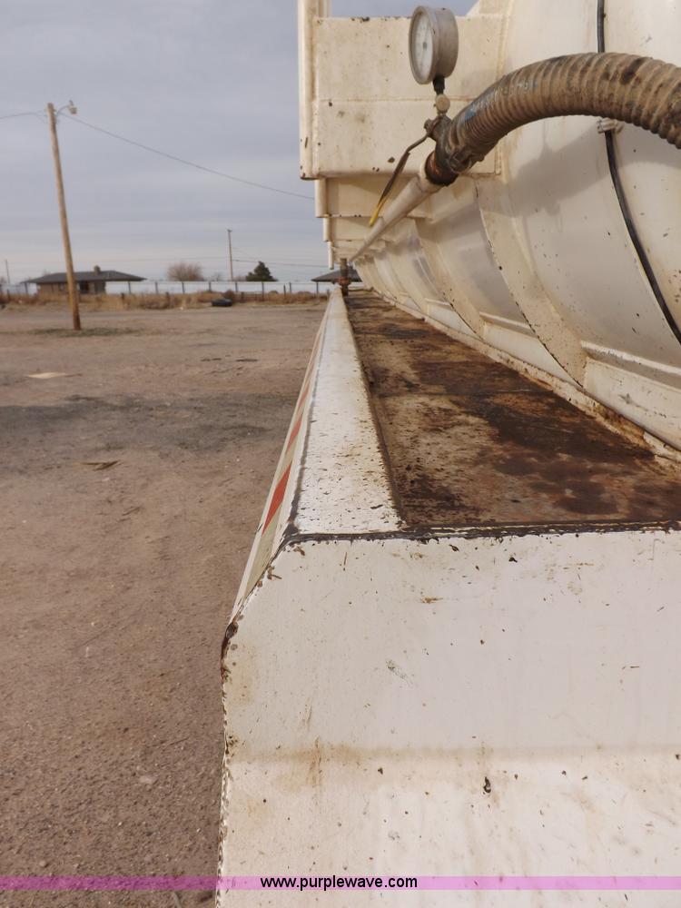 image for item F6414 2005 Dragon vacuum trailer