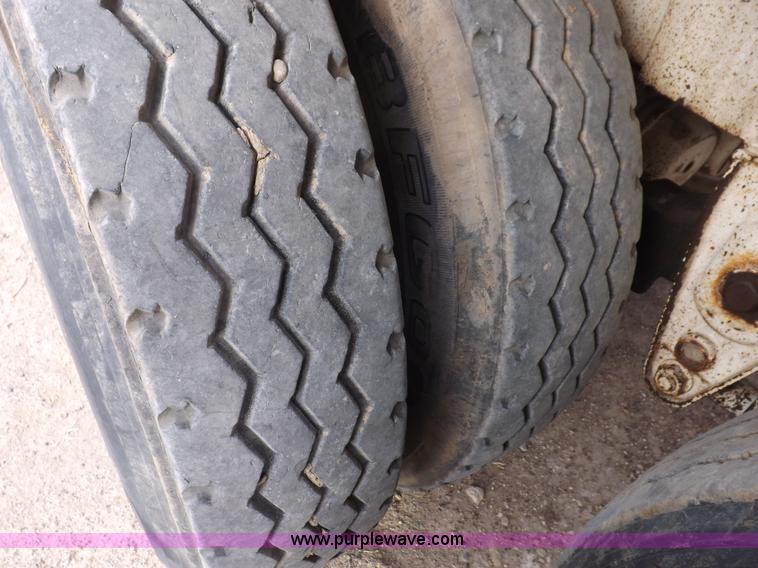 image for item F6414 2005 Dragon vacuum trailer