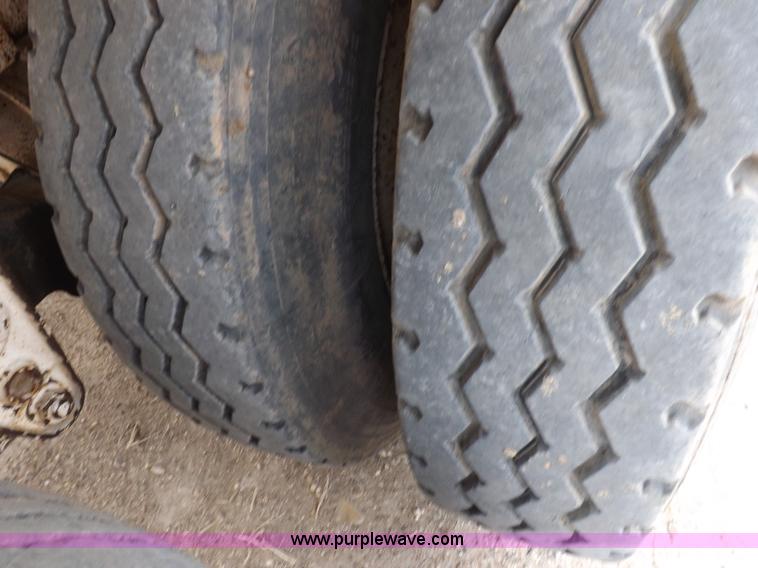 image for item F6414 2005 Dragon vacuum trailer