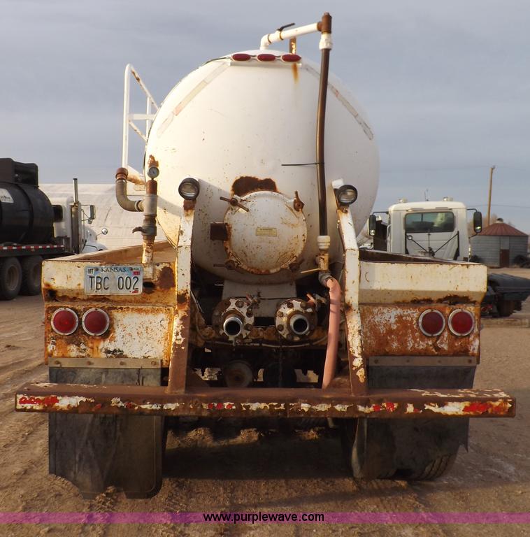 image for item F6415 1997 Pioneer fabricating vacuum trailer