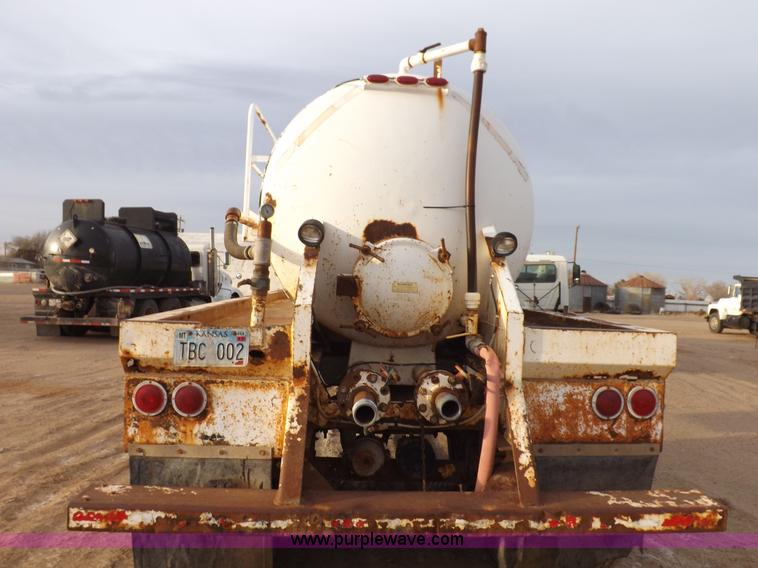 image for item F6415 1997 Pioneer fabricating vacuum trailer