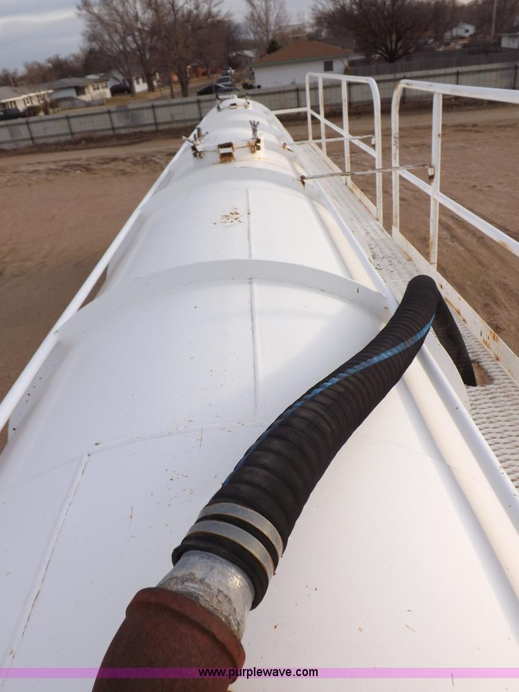 image for item F6415 1997 Pioneer fabricating vacuum trailer