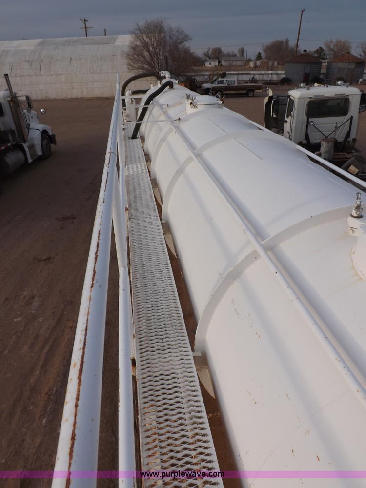 image for item F6415 1997 Pioneer fabricating vacuum trailer