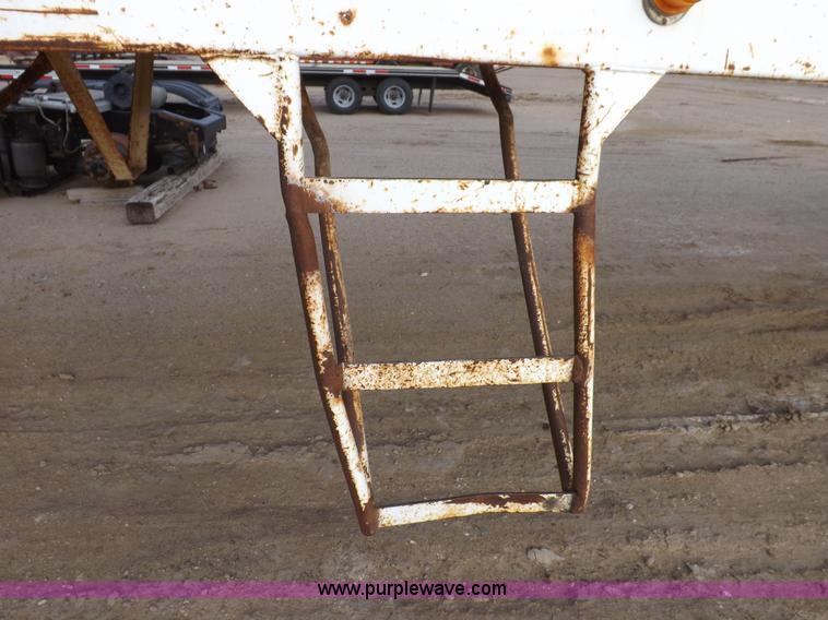 image for item F6415 1997 Pioneer fabricating vacuum trailer