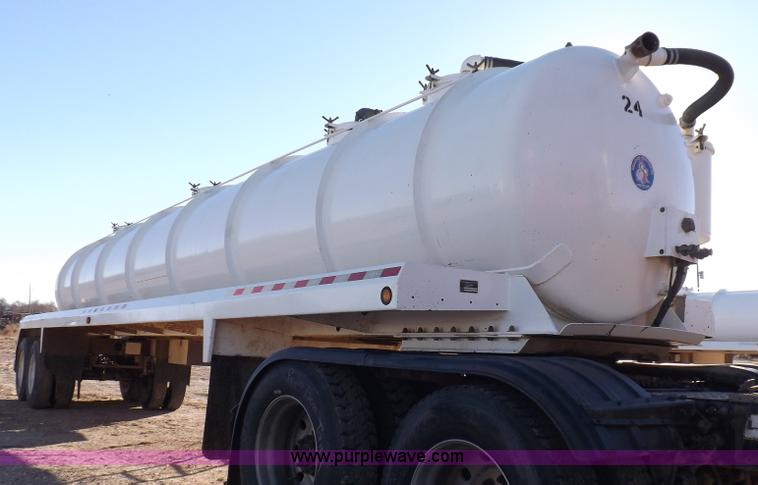 image for item F6416 2005 Dragon vacuum trailer