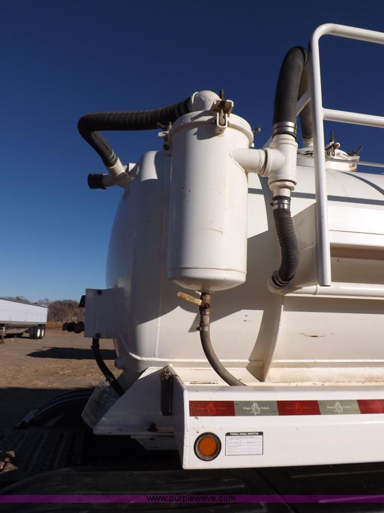 image for item F6416 2005 Dragon vacuum trailer