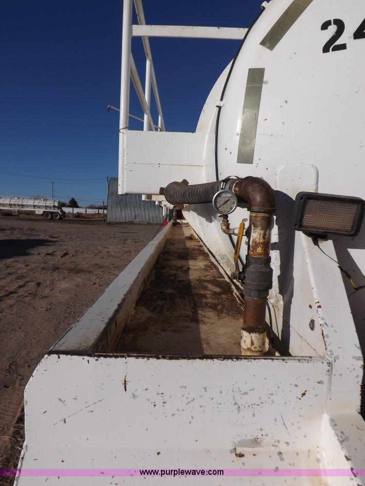 image for item F6416 2005 Dragon vacuum trailer