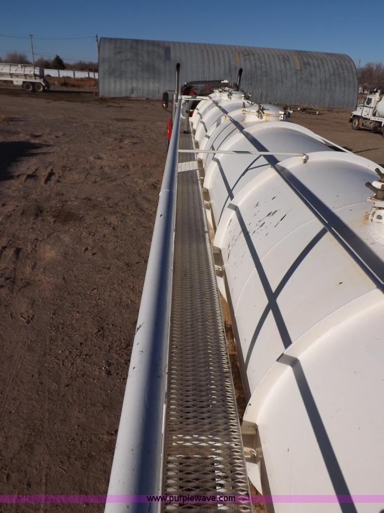 image for item F6416 2005 Dragon vacuum trailer