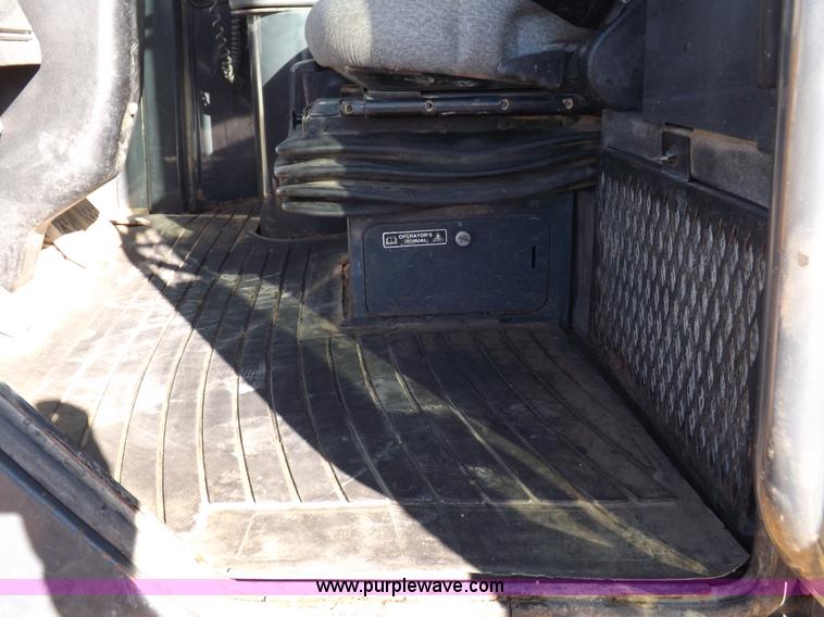 image for item F6417 John Deere 644J loader