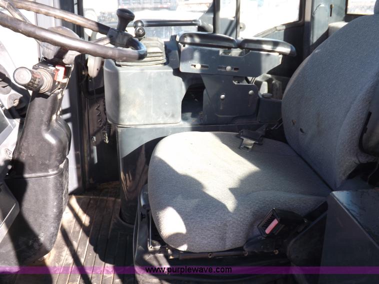 image for item F6417 John Deere 644J loader